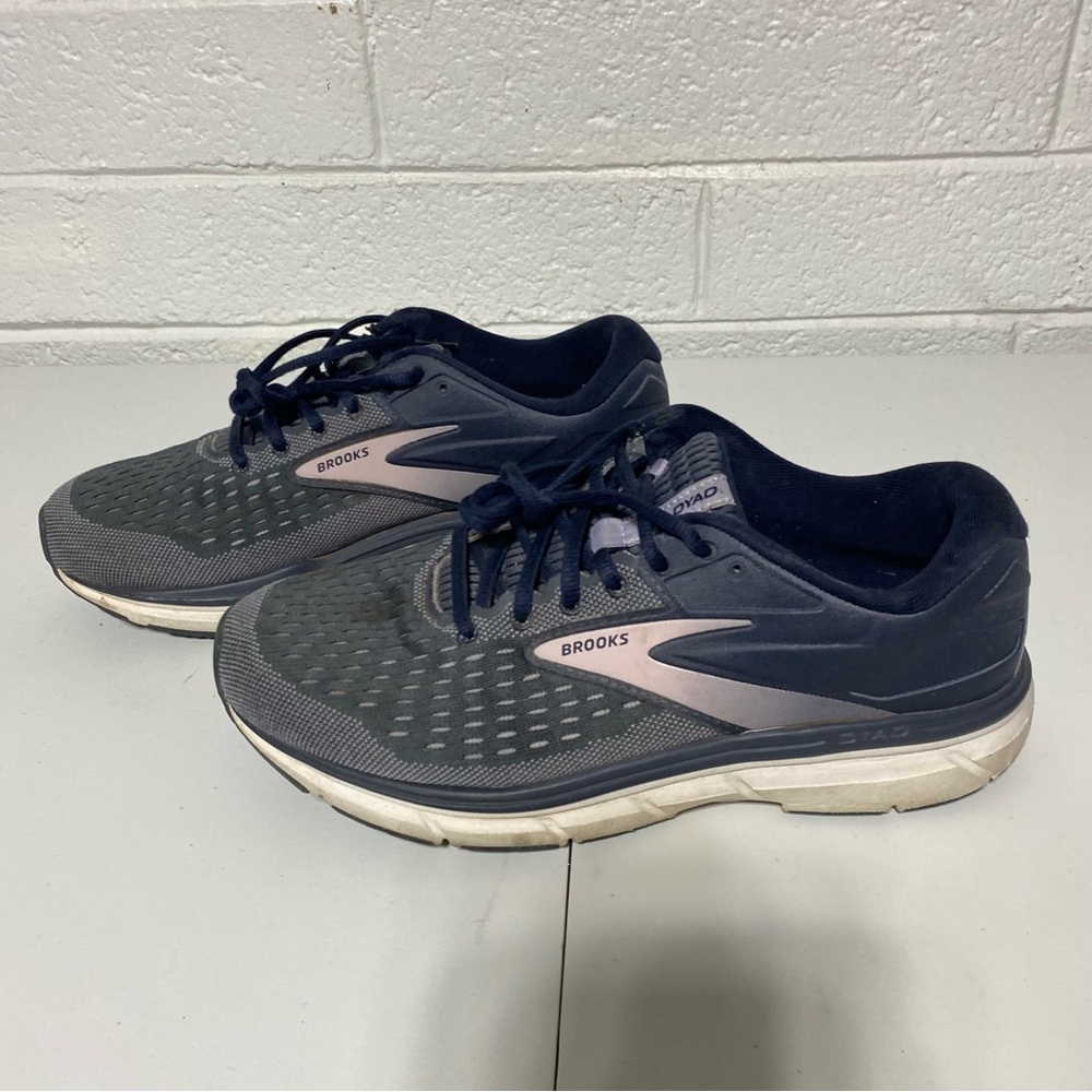 Brooks DYAD 11 Sneakers Womens 10.5 Wide Dark Gray and Navy Great Used Condition